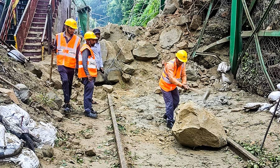 <div class="paragraphs"><p>ರೈಲು ಹಳಿಯ ಮೇಲೆ ಬಿದ್ದಿರುವ ಕಲ್ಲು ಮತ್ತು ಮಣ್ಣಿನ ತೆರವು ಕಾರ್ಯಾಚರಣೆ ನಡೆಯಿತು</p></div>