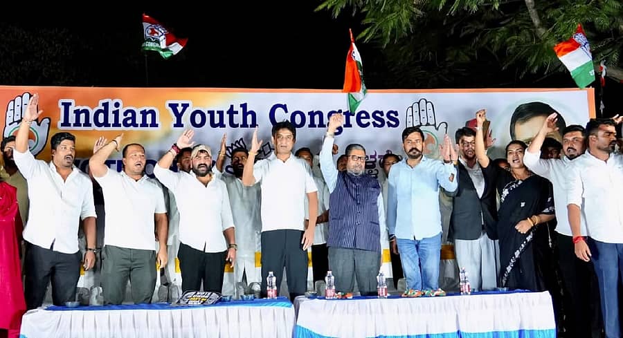 ಕೋಲಾರದಲ್ಲಿ ಮತಗಳ್ಳತನ ವಿರುದ್ಧ ನಡೆದ ಅಭಿಯಾನದಲ್ಲಿ ಕಾಂಗ್ರೆಸ್‌ ಮುಖಂಡರು ಕೇಂದ್ರದ ವಿರುದ್ಧ ಘೋಷಣೆ ಕೂಗಿದರು. ಉದಯ್ ಬಾನು ಚಿಬ್, ನಸೀರ್‌ ಅಹ್ಮದ್‌, ಮಂಜುನಾಥ್ ಗೌಡ, ಸೈಯದ್ ಅಫ್ರಿದ್ ಪಾಲ್ಗೊಂಡಿದ್ದರು