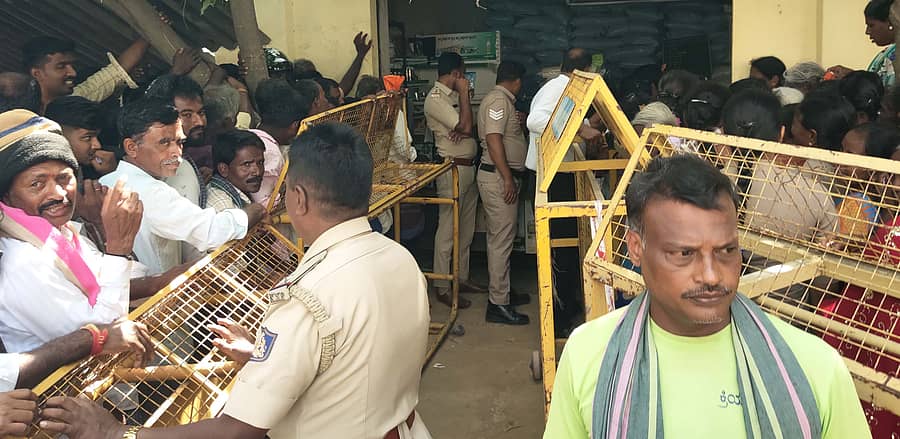 ರೈತರು ಮತ್ತು ಮಹಿಳಾ ರೈತರನ್ನು ಪ್ರತ್ಯೇಕ ಸಾಲಿನಲ್ಲಿ ನಿಲ್ಲಿಸಲು ಪೊಲೀಸರಿಂದ ಬ್ಯಾರಿಕೇಡ್ ಅಳವಡಿಕೆ