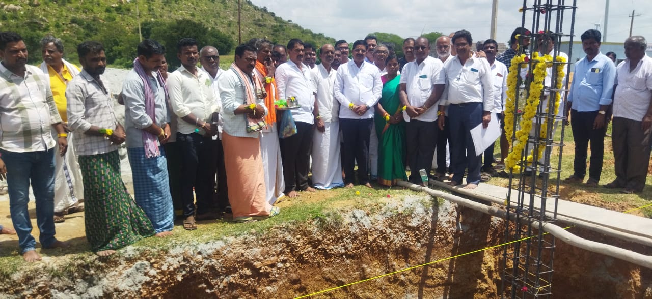 ಜಗಳೂರು ತಾಲ್ಲೂಕು ಕೊಡದಗುಡ್ಡದ ವೀರಭದ್ರೇಶ್ವರ ಸನ್ನಿಧಿಯಲ್ಲಿ ₹ 3 ಕೋಟಿ ವೆಚ್ಚದ ಕಲ್ಯಾಣ ಮಂಟಪ ನಿರ್ಮಾಣಕ್ಕೆ ಶಾಸಕ ಬಿ. ದೇವೇಂದ್ರಪ್ಪ ಅವರು ಸೋಮವಾರ ಭೂಮಿಪೂಜೆ ನೆರವೇರಿಸಿದರು 