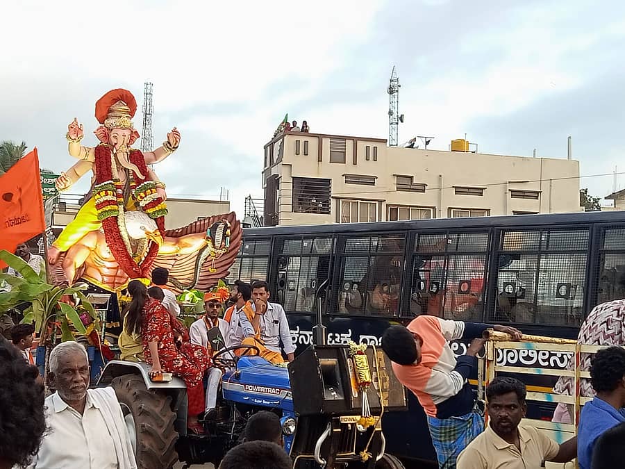 ಭರಮಸಾಗರದಲ್ಲಿ ಹಿಂದೂ ಮಹಾಗಣಪತಿ ಶೋಭಾಯಾತ್ರೆ ನಡೆಯಿತು