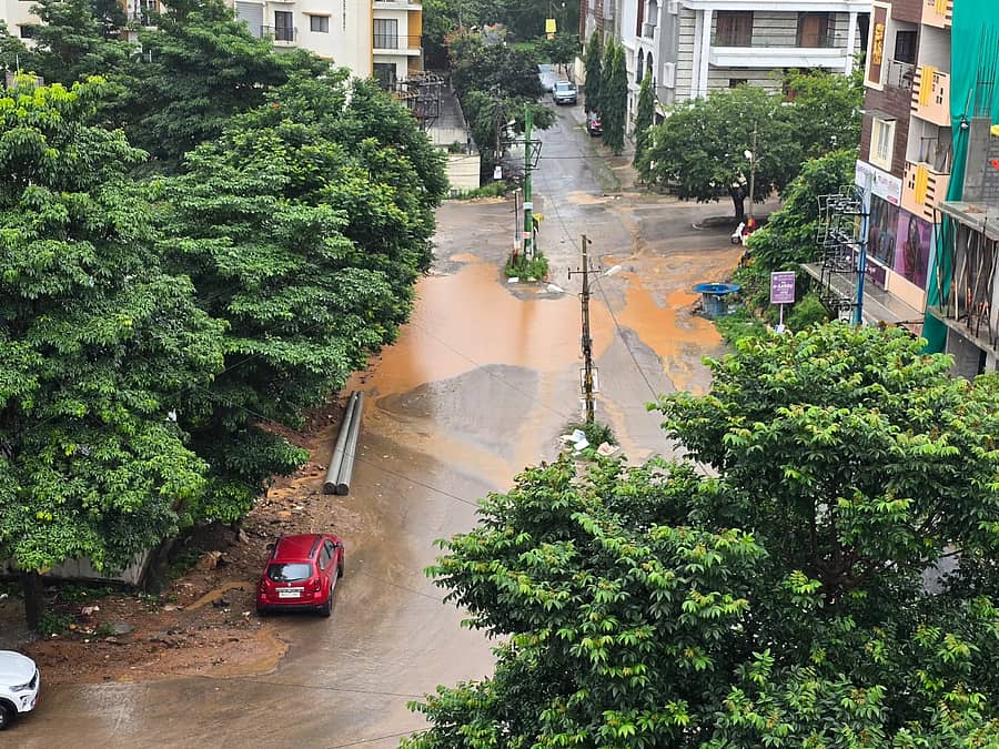 ನ್ಯಾಯಾಂಗ ಬಡಾವಣೆಯ ರಸ್ತೆಯಲ್ಲಿ ಮಳೆ ನೀರು ನಿಂತಿರುವುದು