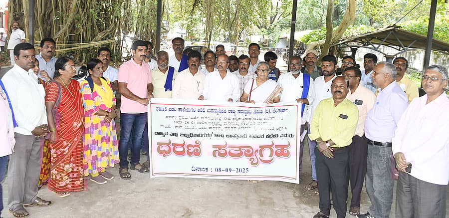 ಶಿವಮೊಗ್ಗ ಜಿಲ್ಲಾಧಿಕಾರಿ ಕಚೇರಿ ಮುಂಭಾಗ ಸರ್ಕಾರಿ ಪದವಿ ಪೂರ್ವ ಕಾಲೇಜುಗಳ ಅತಿಥಿ ಉಪನ್ಯಾಸಕರ ಸಮನ್ವಯ ಸಮಿತಿ ಸದಸ್ಯರು ಅತಿಥಿ ಸತ್ಯಾಗ್ರಹ ನಡೆಸಿದರು