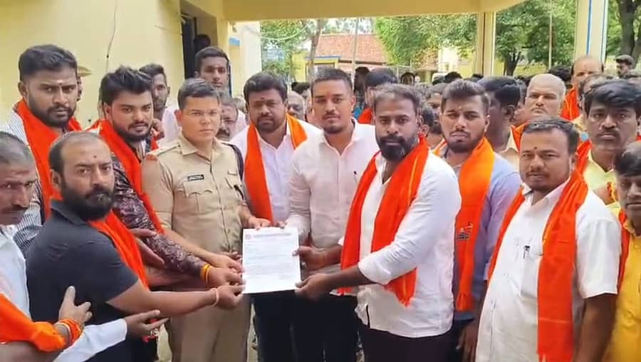ಬಂಗಾರಪೇಟೆಯಲ್ಲಿ ಪ್ಯಾಲೆಸ್ಟೀನ್ ಬಾವುಟ ಹಾರಿಸಿರುವವರನ್ನು ಕೂಡಲೇ ಗಡಿಪಾರು ಮಾಡಬೇಕೆಂದು ಒತ್ತಾಯಿಸಿ ಹಿಂದೂ ಜಾಗರಣ ವೇದಿಕೆಯ ಕಾರ್ಯಕರ್ತರು ಸೋಮವಾರ ಜಿಲ್ಲಾ ಪೊಲೀಸ್ ವರಿಷ್ಠಾಧಿಕಾರಿ ಶಿವಾಂಶು ರಜಪೂತ್ ಅವರಿಗೆ ಮನವಿ ಸಲ್ಲಿಸಿದರು