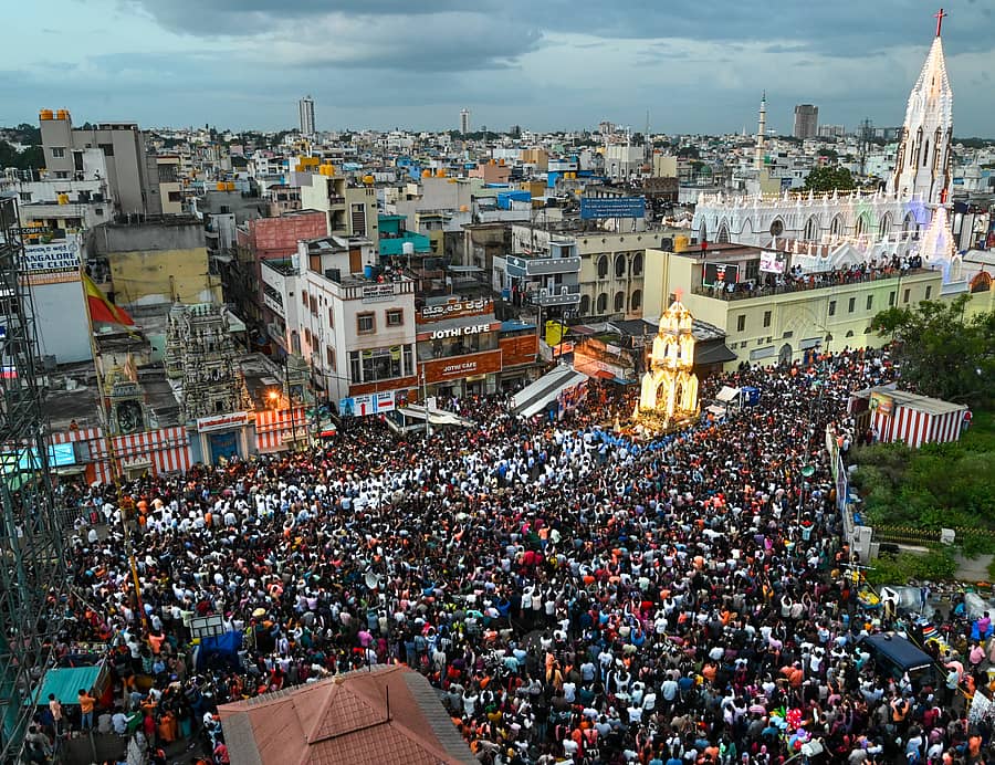 ಶಿವಾಜಿನಗರದಲ್ಲಿರುವ ಸೇಂಟ್‌ ಮೇರಿ ಬೆಸಿಲಿಕಾ ಚರ್ಚ್‌ನಲ್ಲಿ ಸೋಮವಾರ ನಡೆದ ‘ಸೇಂಟ್‌ ಮೇರಿ ಉತ್ಸವ’ದಲ್ಲಿ ಸಾವಿರಾರು ಭಕ್ತರು ಪಾಲ್ಗೊಂಡಿದ್ದರು
ಪ್ರಜಾವಾಣಿ ಚಿತ್ರ: ಎಂ.ಎಸ್‌.ಮಂಜುನಾಥ್‌