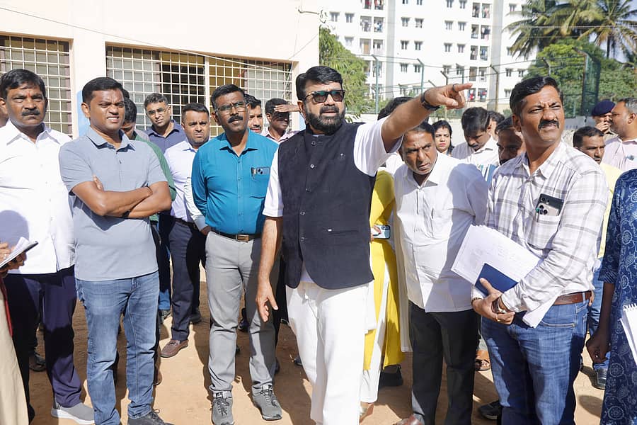 ಎನ್‌.ಎ. ಹ್ಯಾರಿಸ್‌, ರಾಜೇಂದ್ರ ಚೋಳನ್‌, ಬಿಡಿಎ ಆಯುಕ್ತ ಮಣಿವಣ್ಣನ್ ಅವರು ಇಂದಿರಾ ನಗರದಲ್ಲಿ ಸೋಮವಾರ ಪರಿಶೀಲನೆ ನಡೆಸಿದರು