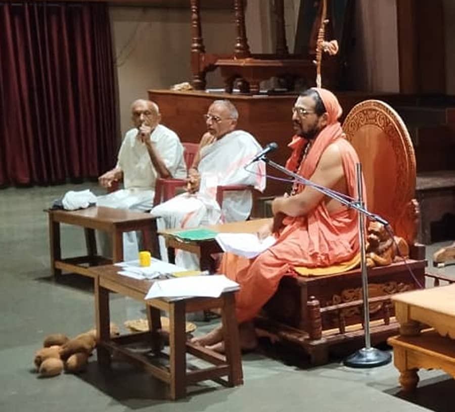 ಶಿರಸಿಯ ಸ್ವರ್ಣವಲ್ಲೀ ಮಠದಲ್ಲಿ ಬೇಡ್ತಿ, ವರದಾ ನದಿ ಜೋಡಣೆ ಯೋಜನೆ ವಿರೋಧಿಸಿ ಗಂಗಾಧರೇಂದ್ರ ಸರಸ್ವತೀ ಸ್ವಾಮೀಜಿ ಮಾತನಾಡಿದರು