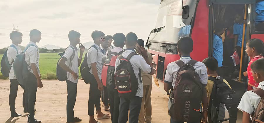 ತೆಕ್ಕಲಕೋಟೆ ಸಮೀಪದ ಎಂ.ಸೂಗೂರು ಗ್ರಾಮದ ವಿದ್ಯಾರ್ಥಿಗಳು ಬಸ್ನಲ್ಲಿ ಸ್ಥಳಾವಕಾಶ ಇಲ್ಲದೆ ಬಾಗಿಲಿನಲ್ಲೇ ನಿಂತು ಪ್ರಯಾಣಿಸಿದರು