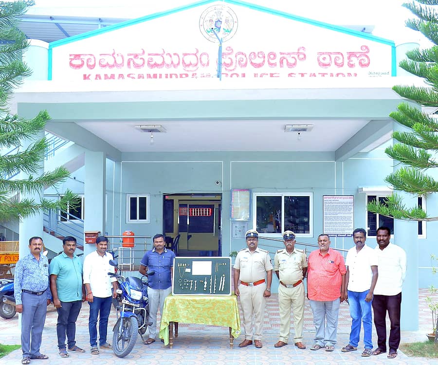 ಆರೋಪಿಗಳಿಂದ ವಶಪಡಿಸಿಕೊಂಡಿರುವ ಮಾಲಿನೊಂದಿಗೆ ವಿಶೇಷ ಅಪರಾಧ ತಂಡದ ಕಾಮಸಮುದ್ರ ಪೊಲೀಸರು