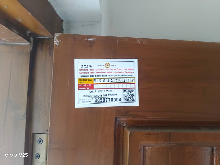 ಬಾಗಲಕೋಟೆಯ ನವನಗರದ ಮನೆಯೊಂದಕ್ಕೆ ಅಂಟಿಸಿರುವ ಸಮೀಕ್ಷೆ ಸ್ಟಿಕ್ಕರ್