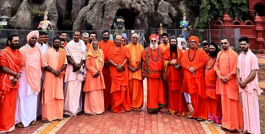 <div class="paragraphs"><p>ಬೆಳಗಾವಿಯಲ್ಲಿ ಸೋಮವಾರ ನಡೆದ ನಾಲ್ಕು ಜಿಲ್ಲೆಗಳ ಮಠಾಧೀಶರ ಸಮಾವೇಶ</p></div>