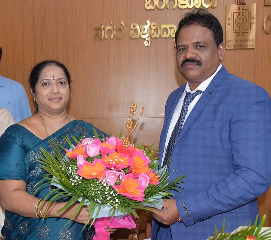 ಬೆಂಗಳೂರು ನಗರ ವಿಶ್ವವಿದ್ಯಾಲಯದ ನೂತನ ಕುಲಪತಿಯಾಗಿ ಅಧಿಕಾರ ವಹಿಸಿಕೊಂಡ ಪ್ರೊ.ಬಿ.ರಮೇಶ ಅವರನ್ನು ಪ್ರಭಾರ ಕುಲಪತಿಯಾಗಿದ್ದ ಪ್ರೊ. ಕೆ.ಆರ್‌.ಜಲಜಾ ಅಭಿನಂದಿಸಿದರು