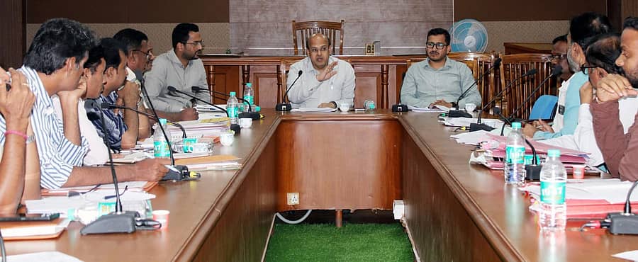 ಕೊಪ್ಪಳ ಜಿಲ್ಲಾಧಿಕಾರಿಗಳ ಕಚೇರಿ ಸಭಾಂಗಣದಲ್ಲಿ ಪ್ರವಾಸೋದ್ಯಮ ಇಲಾಖೆಯಿಂದ ಜಿಲ್ಲಾಧಿಕಾರಿಗಳ ನೇತೃತ್ವದಲ್ಲಿ ಕೊಪ್ಪಳ ಜಿಲ್ಲೆಯ ಐತಿಹಾಸಿಕ ಪ್ರವಾಸಿ ತಾಣಗಳ ಬಳಿ ಕೈಗೊಂಡಿರುವ ಅಭಿವೃದ್ಧಿ ಕಾಮಗಾರಿಗಳ ಪ್ರಗತಿ ಪರಿಶೀಲನೆ ಬಗ್ಗೆ ಸಭೆ ನಡೆಯಿತು