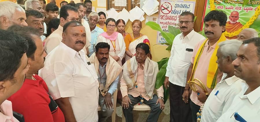 ತುರುವೇಕೆರೆ ತಾಲ್ಲೂಕು ಆಡಳಿತದ ವತಿಯಿಂದ ತಾಲ್ಲೂಕು ಕಚೇರಿಯಲ್ಲಿ ನಡದ ಬ್ರಹ್ಮಶ್ರೀ ನಾರಾಯಣ ಗುರುಗಳ 171 ನೇ ಜನ್ಮ ದಿನಾಚರಣೆ ವೇಳೆ ಶಾಸಕರಾದ ಎಂ.ಟಿ.ಕೃಷ್ಣಪ್ಪ ಮತ್ತು ತಹಸೀಲ್ದಾರ್ ಎನ್.ಎ.ಕುಂಇ ಅಹಮದ್ ರವರನ್ನು ಗೌರವಿಸಲಾಯಿತು.