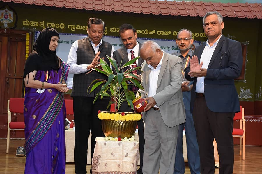 ಗದಗ ನಗರದ ಮಹಾತ್ಮಗಾಂಧಿ ಗ್ರಾಮೀಣಾಭಿವೃದ್ಧಿ ಮತ್ತು ಪಂಚಾಯತ್ರಾಜ್ ವಿಶ್ವವಿದ್ಯಾಲಯದಲ್ಲಿ ಸೋಮವಾರ ನಡೆದ ಕಾರ್ಯಾಗಾರವನ್ನು ವಿಶ್ರಾಂತ ಕುಲಪತಿ ಪ್ರೊ. ಬಿ.ತಿಮ್ಮೇಗೌಡ ಉದ್ಘಾಟಿಸಿದರು