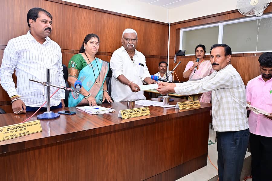 ಹಾವೇರಿಯಲ್ಲಿ ಸೋಮವಾರ ನಡೆದ ವಿಶೇಷ ಸಾಮಾನ್ಯ ಸಭೆಯಲ್ಲಿ ಪರಿಶಿಷ್ಟ ಜಾತಿಯ ವೃತ್ತಿಪರ ಕೋರ್ಸ್‌ಗಳ (ಎಂಜಿನಿಯರಿಂಗ್–ವೈದ್ಯಕೀಯ) ವಿದ್ಯಾರ್ಥಿಗಳಿಗೆ ಲ್ಯಾಪ್‌ಟಾಪ್‌ ಖರೀದಿಸಲು ವಿಶೇಷ ಅನುದಾನದಡಿ ಪ್ರೋತ್ಸಾಹ ಧನದ ಚೆಕ್‌ ವಿತರಿಸಲಾಯಿತು 