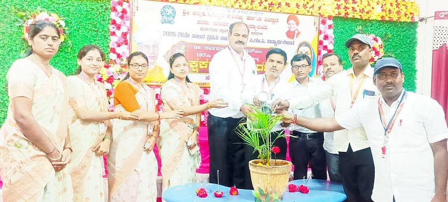 ಗಜೇಂದ್ರಗಡದ ಅನ್ನದಾನೇಶ್ವರ ಪಿಯು ಕಾಲೇಜಿನಲ್ಲಿ ನಡೆದ ಶಿಕ್ಷಕರ ದಿನಾಚರಣೆ ಕಾರ್ಯಕ್ರಮವನ್ನು ಉಪನ್ಯಾಸಕರು ಉದ್ಘಾಟಿಸಿದರು