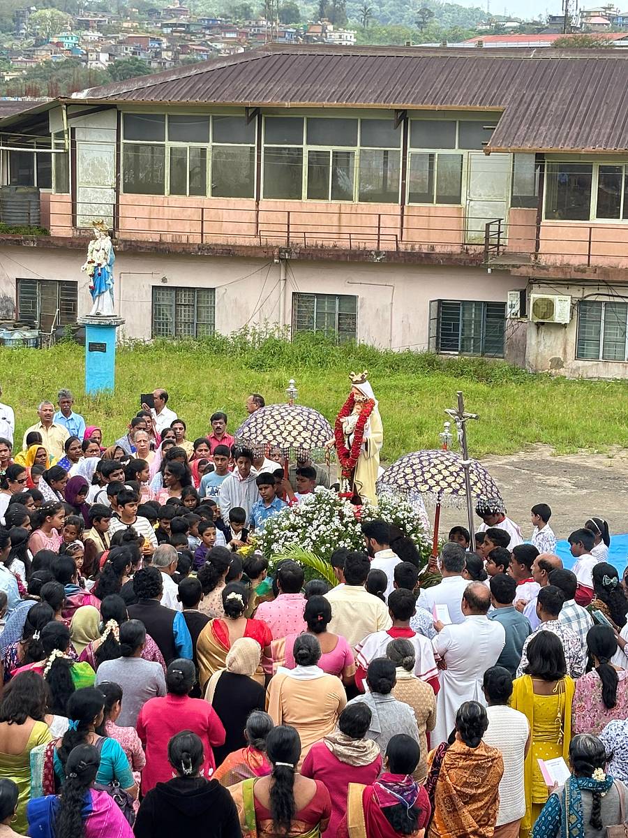 ಮಾತೆ ಮರಿಯಮ್ಮನವರ ಜನ್ಮದಿನದ ಅಂಗವಾಗಿ ಮಡಿಕೇರಿಯ ಸಂತ ಮೈಕಲರ ಚರ್ಚ್‌ನಲ್ಲಿ ಸೋಮವಾರ ನಡೆದ ವಿಶೇಷ ಪೂಜಾ ಕಾರ್ಯಗಳಲ್ಲಿ ಅ‍ಪಾರ ಸಂಖ್ಯೆಯಲ್ಲಿ ಭಕ್ತರು ಭಾಗವಹಿಸಿದ್ದರು