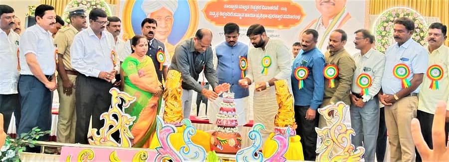 ತರೀಕೆರೆ ಪಟ್ಟಣದಲ್ಲಿ ನಡೆದ ಶಿಕ್ಷಕರ ದಿನಾಚರಣೆ ಕಾರ್ಯಕ್ರಮವನ್ನು ಉಪವಿಭಾಗಾಧಿಕಾರಿ ನಟೇಶ್ ಎನ್.ವಿ. ಉದ್ಘಾಟಿಸಿದರು