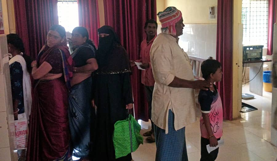 ಹುಣಸಗಿ ಪಟ್ಟಣದ ಸಮುದಾಯ ಆರೋಗ್ಯ ಕೇಂದ್ರದಲ್ಲಿ ತಪಾಸಣೆಗೆ ಸರದಿಯಲ್ಲಿ ನಿಂತ ರೋಗಿಗಳು