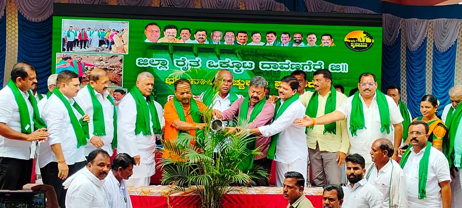 ಹೊನ್ನಾಳಿ ತಾಲ್ಲೂಕು ಕುಂದೂರು ಗ್ರಾಮದಲ್ಲಿ ಹಮ್ಮಿಕೊಂಡಿದ್ದ ರೈತರ ಸಮಾವೇಶವನ್ನು ಮಾಜಿ ಸಚಿವ ಎಸ್.ಎ.ರವೀಂದ್ರನಾಥ್ ಉದ್ಘಾಟಿಸಿದರು. ಎಂ.ಪಿ.ರೇಣುಕಾಚಾರ್ಯ ಜೊತೆಗಿದ್ದರು