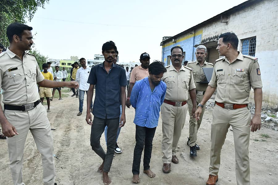 ಕೃತ್ಯ ನಡೆದ ಸ್ಥಳದ ಮಹಜರ್‌ ನಡೆಸಲು ಎಪಿಎಂಸಿ ಠಾಣೆ ಪೊಲೀಸರು ಆರೋಪಿಗಳನ್ನು ಕರೆದೊಯ್ದರು