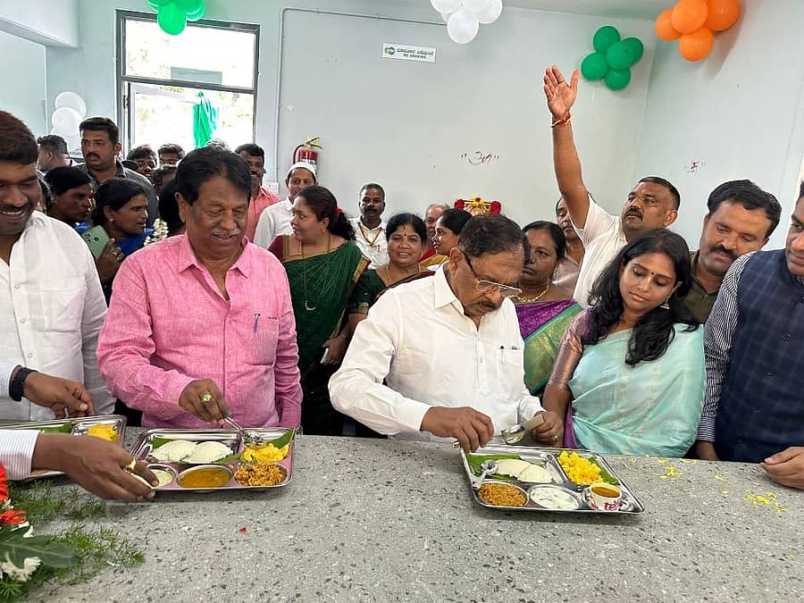 ತುರುವೇಕೆರೆ ಇಂದಿರಾ ಕ್ಯಾಂಟೀನ್ನಲ್ಲಿ ಜೊತೆಯಾಗಿ ಊಟ ಸವಿದ ಜಿ.ಪರಮೇಶ್ವರ ಮತ್ತು ಶಾಸಕ ಎಂ.ಟಿ.ಕೃಷ್ಣಪ್ಪ