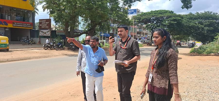 ನಗರ ಭೂ ಸಾರಿಗೆ ನಿರ್ದೇಶನಾಲಯದ ಅಧಿಕಾರಿಗಳಿಗೆ ಮಾಹಿತಿ ನೀಡಿದ ನಗರಸಭೆ ಮಾಜಿ ಅಧ್ಯಕ್ಷ ಡಿ.ಎಸ್.ಆನಂದರೆಡ್ಡಿ ಬಾಬು