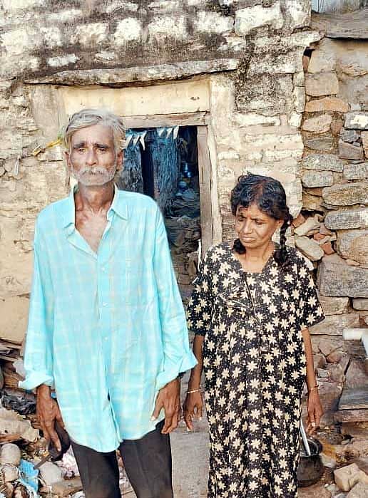 ಪಾವಗಡ ಕಾವಲಗೆರೆಯ ಪಾಳುಬಿದ್ದ ಮನೆಯ ಬಳಿ ಸೀತಾಲಕ್ಷ್ಮಿ, ರಾಮಾಂಜಿನೇಯ