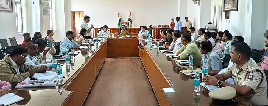 ಚಾಮರಾಜನಗರದ ಜಿಲ್ಲಾಧಿಕಾರಿ ಕಚೇರಿ ಸಭಾಂಗಣದಲ್ಲಿ ಮಂಗಳವಾರ ಅಂಗವಿಕಲರಿಗೆ ಸಾಧನ ಸಲಕರಣೆ ಸೌಲಭ್ಯ ವಿತರಿಸಲು ತಪಾಸಣಾ ಶಿಬಿರ ಆಯೋಜಿಸುವ ಸಂಬಂಧ ಪೂರ್ವಭಾವಿ ಸಭೆ ನಡೆಯಿತು