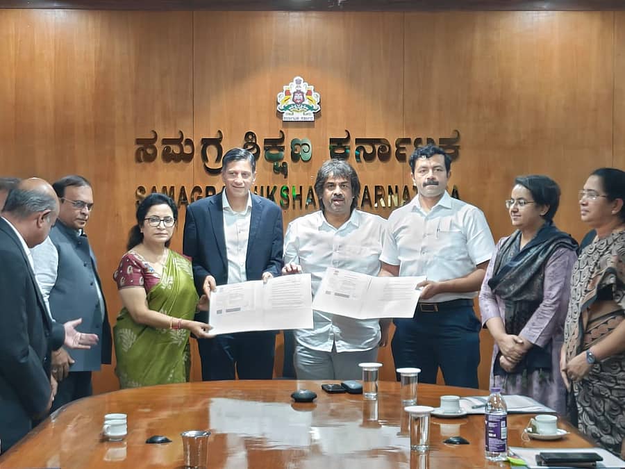 ನಗರದಲ್ಲಿ ನಡೆದ ಕಾರ್ಯಕ್ರಮದಲ್ಲಿ ಬೆಂಗಳೂರು ರೋಟರಿ ಕ್ಲಬ್‌ (ಆರ್‌ಸಿಬಿ) ಪದಾಧಿಕಾರಿಗಳು ಮತ್ತು ಶಾಲಾ ಶಿಕ್ಷಣ ಮತ್ತು ಸಾಕ್ಷರತಾ ಇಲಾಖೆ ಅಧಿಕಾರಿಗಳು ಒಡಂಬಡಿಕೆಗೆ ಸಹಿ ಹಾಕಿದರು. ಸುಖೇನ್, ಮಧು ಬಂಗಾರಪ್ಪ, ಕೆ.ವಿ. ತ್ರಿಲೋಕ್‌ ಚಂದ್ರ,  ರಶ್ಮಿ ಮಹೇಶ್, ಕೆ.ವಿದ್ಯಾಕುಮಾರಿ ಇದ್ದಾರೆ.  