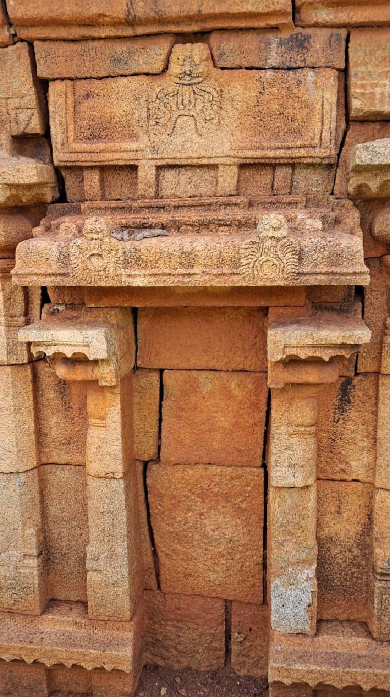 ಶ್ರೀನಿವಾಸಪುರ ತಾಲ್ಲೂಕಿನ ಯಲ್ದೂರು ಹೋಬಳಿ ಮಂಜಲನಗರದ ಬಳಿ ಪತ್ತೆಯಾದ ದೇಗುಲ
