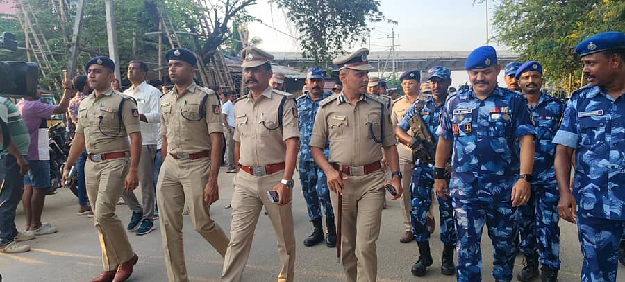 ಮದ್ದೂರಿನಲ್ಲಿ ಮಂಗಳವಾರ ಐಜಿಪಿ ಬೋರಲಿಂಗಯ್ಯ ಮತ್ತು ಎಸ್ಪಿ ಮಲ್ಲಿಕಾರ್ಜನ ಬಾಲದಂಡಿ ನೇತೃತ್ವದಲ್ಲಿ ಪೊಲೀಸ್‌ ಸಿಬ್ಬಂದಿ ಪಥಸಂಚಲನ ನಡೆಸಿದರು 