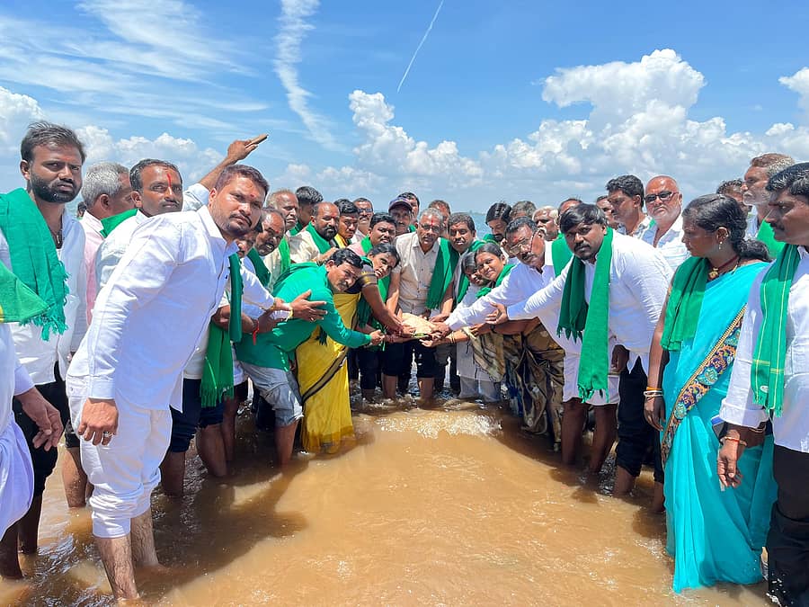 ಆಲಮಟ್ಟಿ ಜಲಾಶಯದ ಹಿನ್ನೀರಿನ ಚಂದ್ರಮ್ಮ ದೇವಸ್ಥಾನದ ಬಳಿ ಕರ್ನಾಟಕ ರಾಜ್ಯ ರೈತ ಸಂಘದ ಹಾಗೂ ಹಸಿರು ಸೇನೆಯ ರಾಜ್ಯ ಘಟಕದ ಅಧ್ಯಕ್ಷ ಕೋಡಿಹಳ್ಳಿ ಚಂದ್ರಶೇಖರ ನೇತೃತ್ವದಲ್ಲಿ ರೈತರು ಸೋಮವಾರ ಕೃಷ್ಣೆಗೆ ಬಾಗಿನ ಅರ್ಪಿಸಿದರು