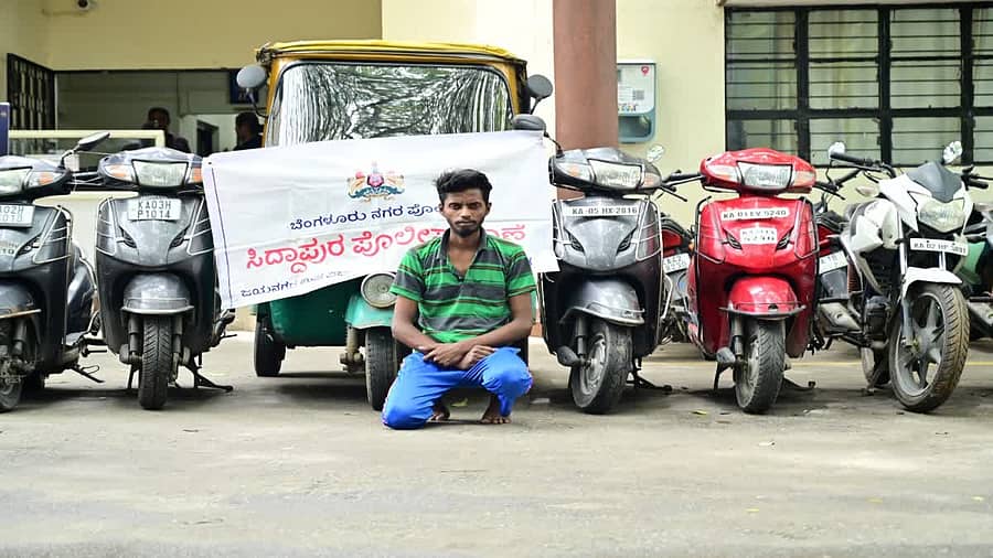 ಕದ್ದ ವಾಹನಗಳೊಂದಿಗೆ ಆರೋಪಿ.