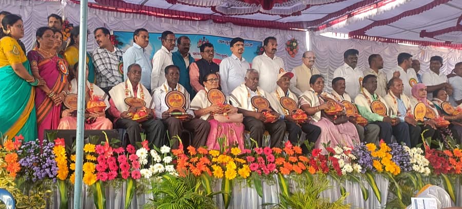 ಶಿರಾದಲ್ಲಿ ಮಂಗಳವಾರ ನಡೆದ ಶಿಕ್ಷಕರ ದಿನಾಚರಣೆಯಲ್ಲಿ ನಿವೃತ್ತ ಶಿಕ್ಷಕರನ್ನು ಸನ್ಮಾನಿಸಲಾಯಿತು