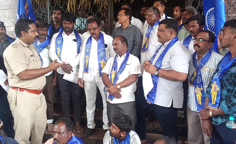 ಹಾನಗಲ್ ತಾಲ್ಲೂಕಿನ ಇನಾಂನೀರಲಗಿ ಗ್ರಾಮದ ಯುವಕ ವಿದ್ಯುತ್ ಸ್ಪರ್ಶದಿಂದ ಸಾವನ್ನಪ್ಪಿರುವ ಘಟನೆಗೆ ಕಾರಣರಾದವರ ಮೇಲೆ ಕ್ರಮಕ್ಕೆ ಒತ್ತಾಯಿಸಿ ವಿವಿಧ ಸಂಘಟನೆಗಳಿಂದ ತಹಶೀಲ್ದಾರ್ ಕಚೇರಿ ಮುಂದೆ ಮಂಗಳವಾರ ಪ್ರತಿಭಟನೆ ನಡೆಸಿದರು