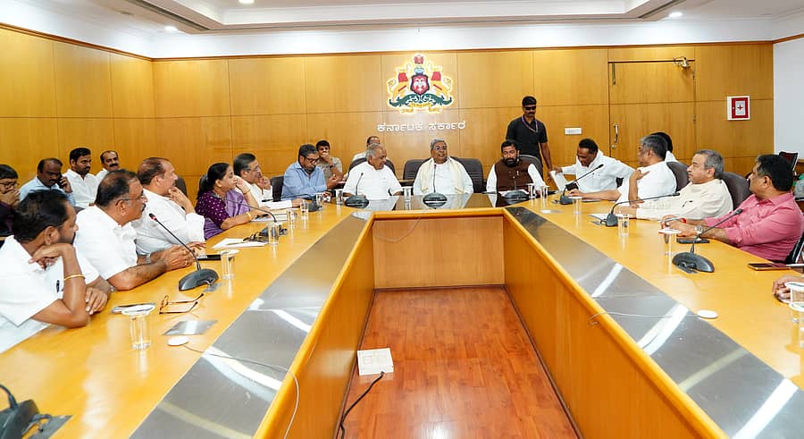 ಆಡಳಿತ ಪಕ್ಷದ ವಿಧಾನ ಪರಿಷತ್ ಸದಸ್ಯರ ಜೊತೆ ಮುಖ್ಯಮಂತ್ರಿ ಸಿದ್ದರಾಮಯ್ಯ ಅವರು ಸಭೆ ನಡೆಸಿದರು