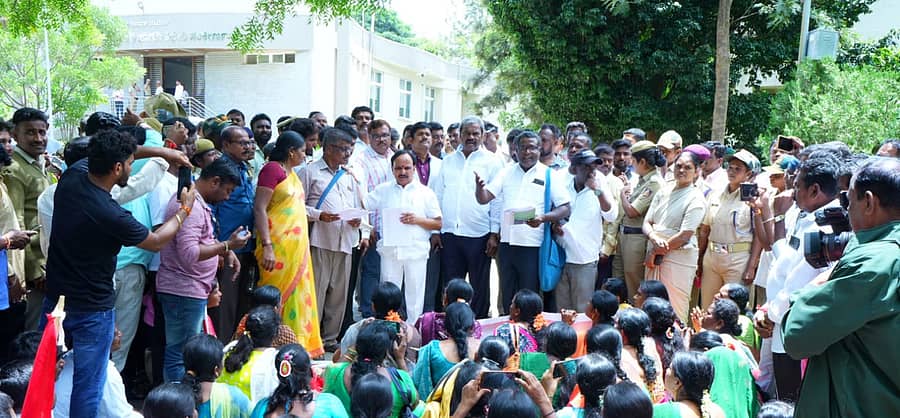 ಚಿತ್ರದುರ್ಗದಲ್ಲಿ ಸರ್ಕಾರಿ ಹಾಸ್ಟೆಲ್ ಮತ್ತು ವಸತಿ ಶಾಲಾ ಹೊರಗುತ್ತಿಗೆ ನೌಕರರ ಸಂಘದ ಜಿಲ್ಲಾ ಘಟಕ ಪ್ರತಿಭಟನೆ ನಡೆಸಿತು