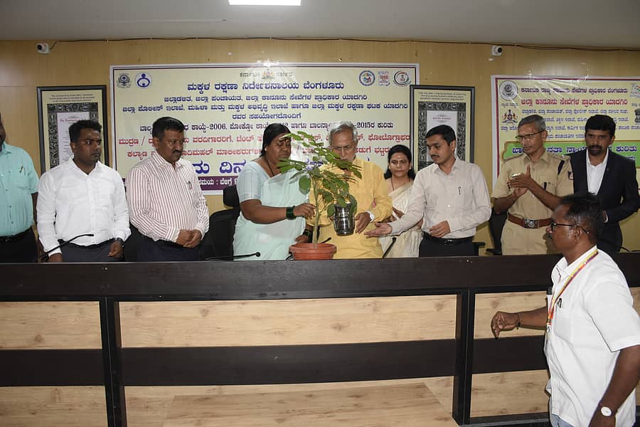 ಯಾದಗಿರಿಯಲ್ಲಿ ಮಂಗಳವಾರ ಮಕ್ಕಳ ಸಂಬಂಧಿತ ಕಾಯ್ದೆಗಳ ಕುರಿತ ಕಾರ್ಯಾಗಾರವನ್ನು ಶಾಸಕ ಚನ್ನಾರೆಡ್ಡಿ ಪಾಟೀಲ ತುನ್ನೂರು ಅವರು ಉದ್ಘಾಟಿಸಿದರು. ನಗರ ಸಭೆ ಅಧ್ಯಕ್ಷೆ ಲಲಿತಾ ಅನಾಪುರ, ಎಡಿಸಿ ರಮೇಶ ಕೋಲಾರ್ ಸೇರಿ ಹಲವರು ಉಪಸ್ಥಿತರಿದ್ದರು