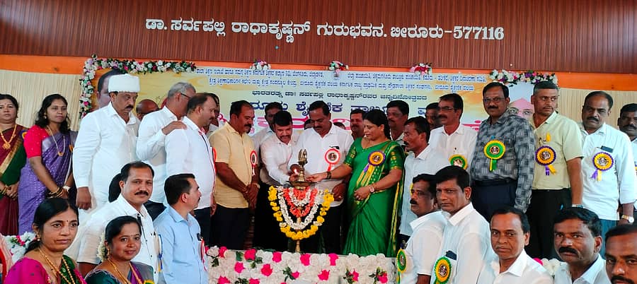 ಬೀರೂರಿನ ಎಸ್‌.ರಾಧಾಕೃಷ್ಣನ್‌ ಗುರುಭವನದಲ್ಲಿ ಮಂಗಳವಾರ ನಡೆದ ಶಿಕ್ಷಕರ ದಿನಾಚರಣೆ ಕಾರ್ಯಕ್ರಮವನ್ನು ಪುರಸಭಾ ಅಧ್ಯಕ್ಷೆ ಭಾಗ್ಯಲಕ್ಷ್ಮಿ ಉದ್ಘಾಟಿಸಿದರು. ರವಿ.ಡಿ.ಚನ್ನಣ್ಣನವರ್‌, ಕೆ.ಎಸ್‌.ಆನಂದ್‌, ಬುರ್ಹನುದ್ದಿನ್‌ ಚೋಪ್‌ದಾರ್‌ ಉಪಸ್ಥಿತರಿದ್ದರು