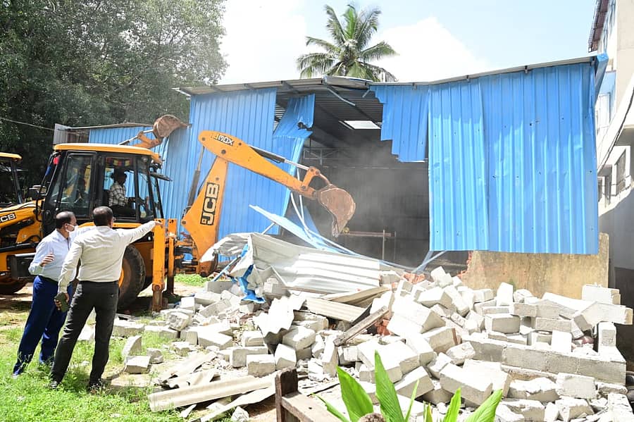 ಅನಧಿಕೃತ ಶೆಡ್‌ಗಳನ್ನು ಜೆಸಿಬಿ ಬಳಸಿ ತೆರವು ಮಾಡಲಾಯಿತು. 