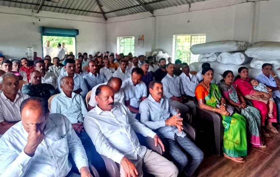 ಹೊಸೂರು ಗ್ರಾಮ ಪಂಚಾಯಿತಿ ಸಭಾಂಗಣದಲ್ಲಿ ನಡೆದ ಸಭೆಯಲ್ಲಿ ಪಾಲ್ಗೊಂಡಿದ್ದ ಬೆಳೆಗಾರರು