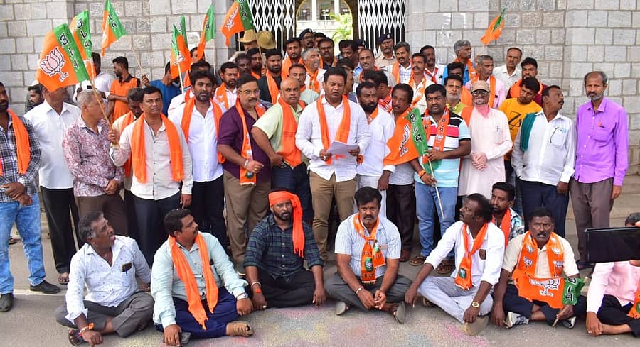 ಮದ್ದೂರಿನಲ್ಲಿ ಕಲ್ಲು ತೂರಾಟ ನಡೆಸಿದ ಗಲಭೆಕೋರರಿಗೆ ಕಠಿಣ ಶಿಕ್ಷೆ ವಿಧಿಸಬೇಕು ಎಂದು ಆಗ್ರಹಿಸಿ ಬಿಜೆಪಿ ನಗರ ಘಟಕದ ಕಾರ್ಯಕರ್ತರು ಜಿಲ್ಲಾಧಿಕಾರಿ ಕಚೇರಿ ಎದುರು ಪ್ರತಿಭಟನೆ ನಡೆಸಿದರು