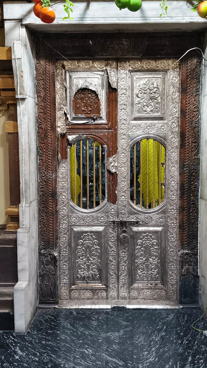 ಹಳಿಯಾಳದ ಗಣೇಶ ದೇವಸ್ಥಾನದ ಗರ್ಭಗುಡಿಯ ಪ್ರವೇಶ ದ್ವಾರದ ಚೌಕಟ್ಟಿಗೆ ಅಳವಡಿಸಿದ ಬೆಳ್ಳಿಯ ಕವಚ ಕಳ್ಳರು ದೋಚಿರುತ್ತಾರೆ.