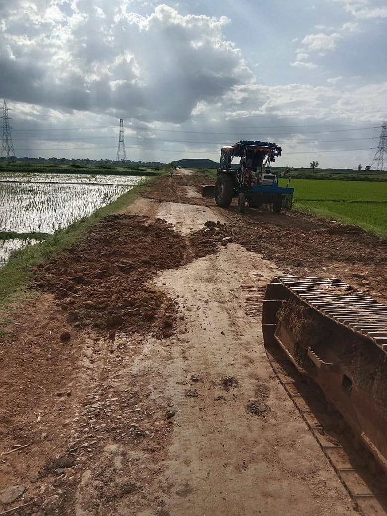 ಕೊಪ್ಪಳ ಜಿಲ್ಲೆಯ ಮುದ್ಲಾಪುರ ಗ್ರಾಮದ ಹಾಳಾದ ರಸ್ತೆಯನ್ನು ಸ್ವಂತ ಹಣದಿಂದ ಗ್ರಾಮಸ್ಥರೇ ನಿರ್ಮಿಸಿರುವುದು