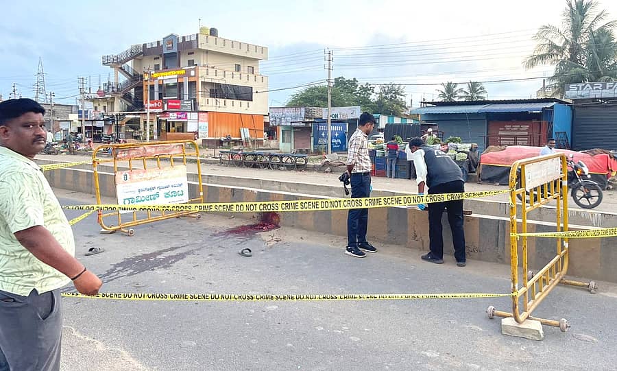 ಸೇಡಂ ಕೊಲೆ ನಡೆದ ಸ್ಥಳವನ್ನು ಪರಿಶೀಲಿಸುತ್ತಿರುವ ಮಾಡುತ್ತಿರುವ ವಿಧಿ ವಿಜ್ಞಾನ ಪ್ರಯೋಗಾಲಯದ ಸಿಬ್ಬಂದಿಗಳು