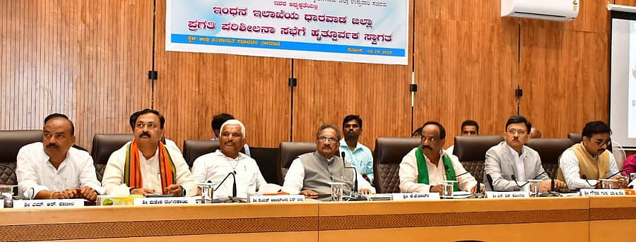 ಧಾರವಾಡದಲ್ಲಿ ನಡೆದ ಇಂಧನ ಇಲಾಖೆಯ ಜಿಲ್ಲಾ ಮಟ್ಟದ ಪ್ರಗತಿ ಪರಿಶೀಲನಾ ಸಭೆಯಲ್ಲಿ ಕೆ.ಜೆ. ಜಾರ್ಜ್ ಮಾತನಾಡಿದರು