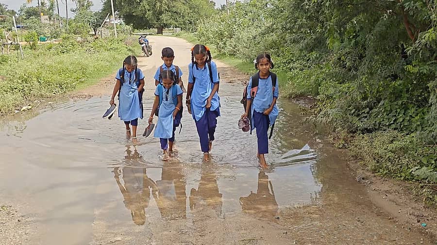 ಕೊಳಚೆ ನೀರೊಳಗೆ ಸಾಗುತ್ತಿರುವ ವಿದ್ಯಾರ್ಥಿಗಳು
