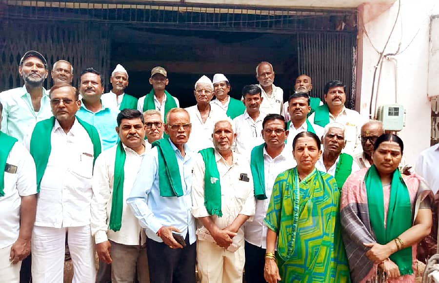 ಬಸವಕಲ್ಯಾಣದಲ್ಲಿ ಸೋಮವಾರ ನಡೆದ ರೈತ ಸಂಘದ ಸಭೆಯಲ್ಲಿ ಸಂಘದ ರಾಜ್ಯ ಸಮಿತಿ ಉಪಾಧ್ಯಕ್ಷ ಚಂದ್ರಶೇಖರ ಜಮಖಂಡಿ ಮಾತನಾಡಿದರು. ಸುಭಾಷ ರಗಟೆ ಹಾಜರಿದ್ದರು